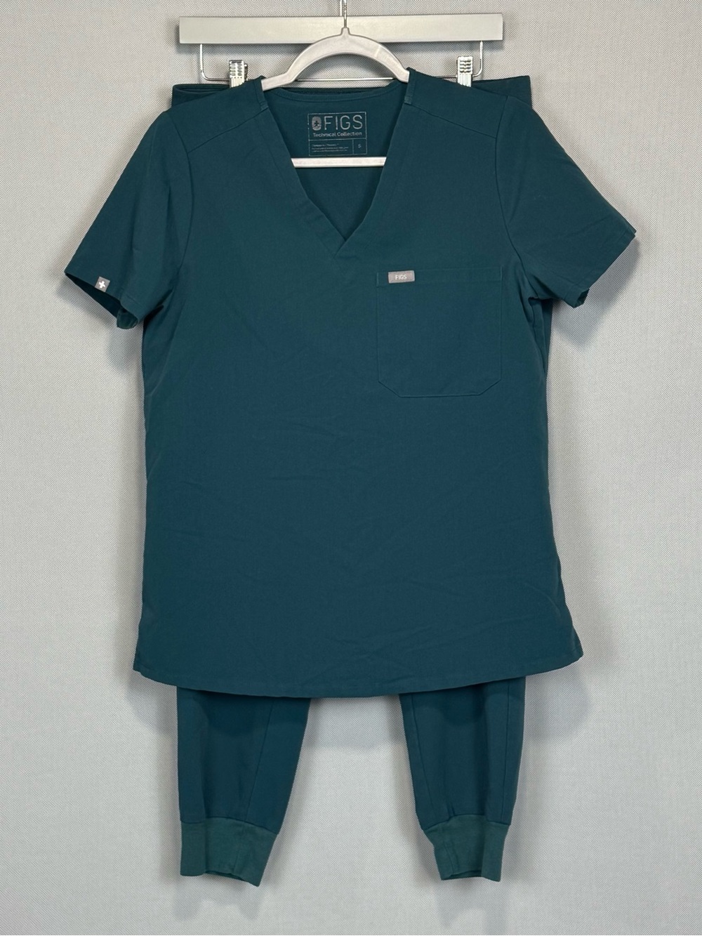 Figs Scrub Set Blue/Green Catarina One Pocket Top S Zamora Jogger Pants M/P